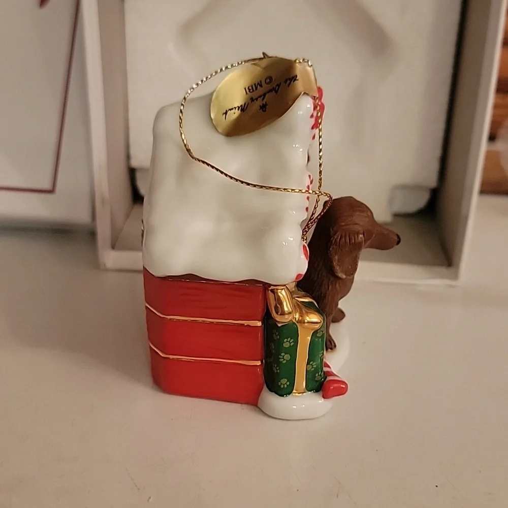 Danbury Mint 2008 Dachshund in dog house ornament new nwt